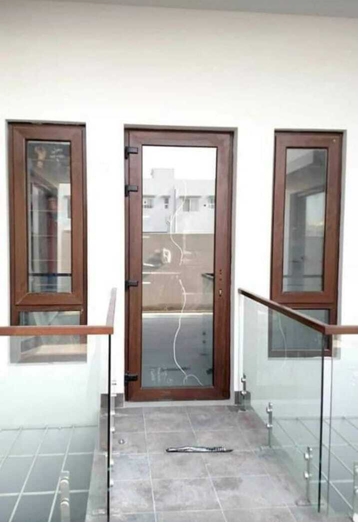 Corner casement door