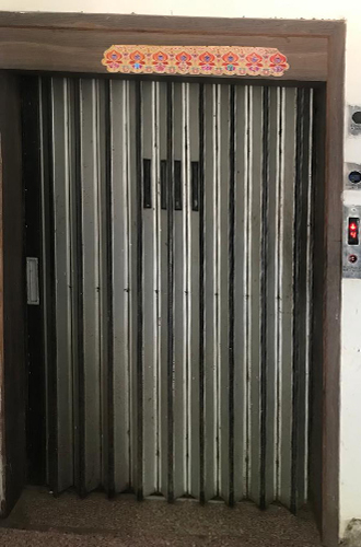 Manual Door Elevator